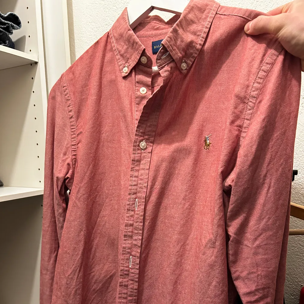 Snygg och måttligt använd Ralph Lauren skjorta. Står XL sitter som en M/L. Skjortor.