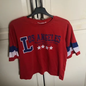 Crop top - 2018 vibes crop top, har haft väldigt längde men använts 2-3 gånger, säljer pga för liten, minns inte riktigt vart jag har köpt den ifrån men tror att det kan vara hekås eller hm. Vid frpgor eller funderingar sp går de bra att skriva till mig❤️❤️