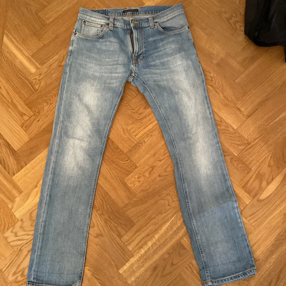 Sjukt feta jeans från Nudie jeans Co, tvär najs färg inför sommarn och till ett skönt pris! W34 men passar allt från w32-34  Hör av dig om du undrar något!. Jeans & Byxor.