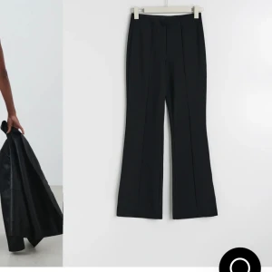 Svarta byxor från gina - Säljer dessa sköna och snygga byxor från gina😍Det är som kostymbyxor fast i ett skönare material, har använt få tal gånger och byxorna är i bra skick