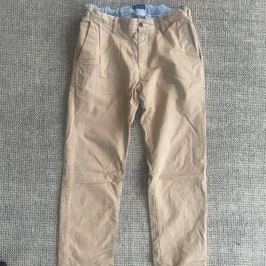 Gant chinos beige  - Beiga Gant chinos i mycket fint skick. Stl 170 cm (16 år). 