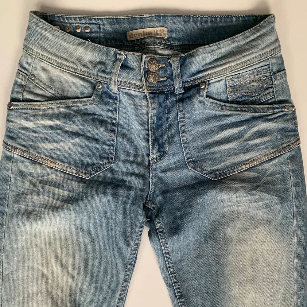 Mid Rise ljus blåa raka jeans köpta second hand! Strl 38 i rak passform med lite stenar runt fickorna Skriv för fler bilder och mått💕. Jeans & Byxor.