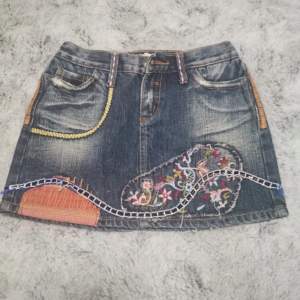 Super cool jeans kjol med flera detaljer! Passar till sommaren!! Storlek S. Skriv för fler detaljer. 🔥