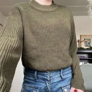 Stickad tröja - Kort och mysig stickad tröja. Skriv om du vill ha fler bilder! Använd ”köp nu”. 