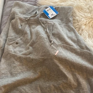 grå kjol  - den kostar egentligen 200kr och har prislapp, har inte använt den en ända gång. Men ja tänker sälja den för 50 ändå