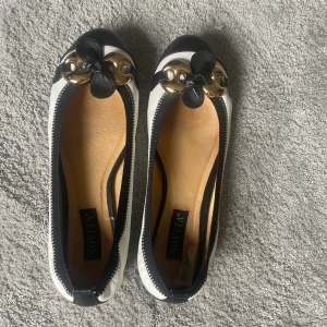 Ballerina skor  - Superfina trendiga ballerina skor i toppen skick!  Tyvärr står det ingen storlek, men skulle tippa på 39!