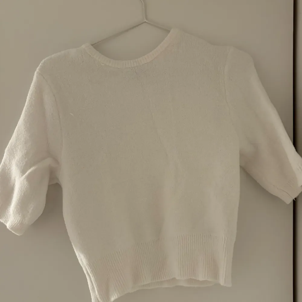 Jättefin skön stickad tröja från Zara. Den är använd endast fåtal gånger och är i super skick. Den är storlek S men skulle nog säga att den passar storlek XS också. Den är utan defekter och materialet i tröjan är som lite fluffigt💞💞. Tröjor & Koftor.