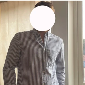 Linneskjorta ifrån Zara - Använt en gång då den är lite för stor för mig!  Vid frågor så skriv gärna🤝☀️👓