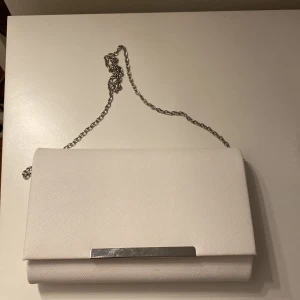 Vit kuvertväska  - Säljer min gulliga kuvertväska som inte kommer till användning. Endast använd en gång så i fint skick. Skriv gärna för fler bilder. 💕