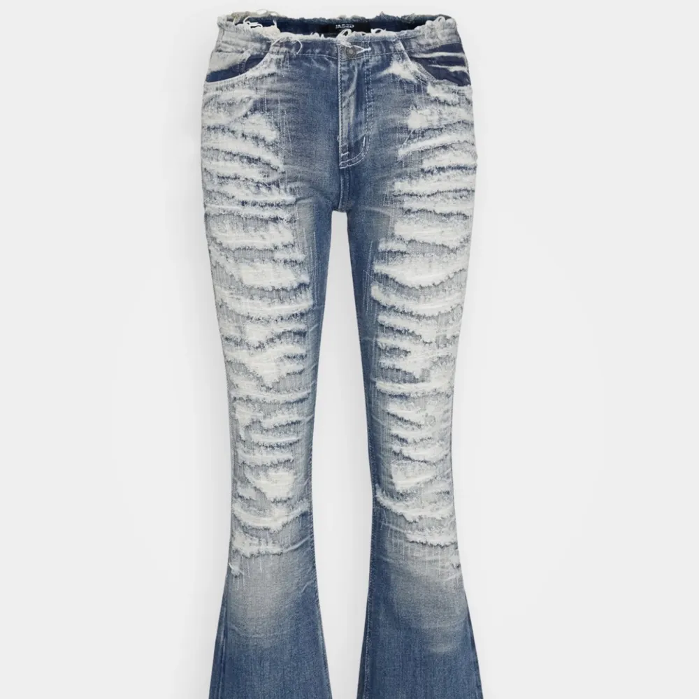 Superfina low waist jeans från jaded London i storlek W28! Endast använda 1 gång så i jättebra skick💕. Jeans & Byxor.