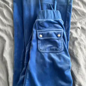 Säljer nu mina blåa juicy byxor då jag inte använder dom, dom är i storlek XXS och är i ett bra skick utöver att de tappat en sak se(  bild 3 ) 💕