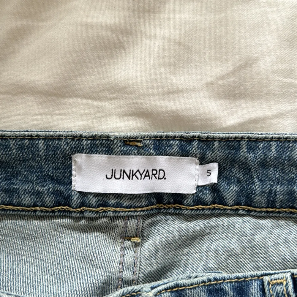 Säljer dessa as snygga låg midjade jeans från Junkyard då de inte kommer till användning längre. Använda ett antal gånger men är i bra skick. Pris: 350kr + frakt. Skriv privat ifall ni vill ha fler bilder. . Jeans & Byxor.