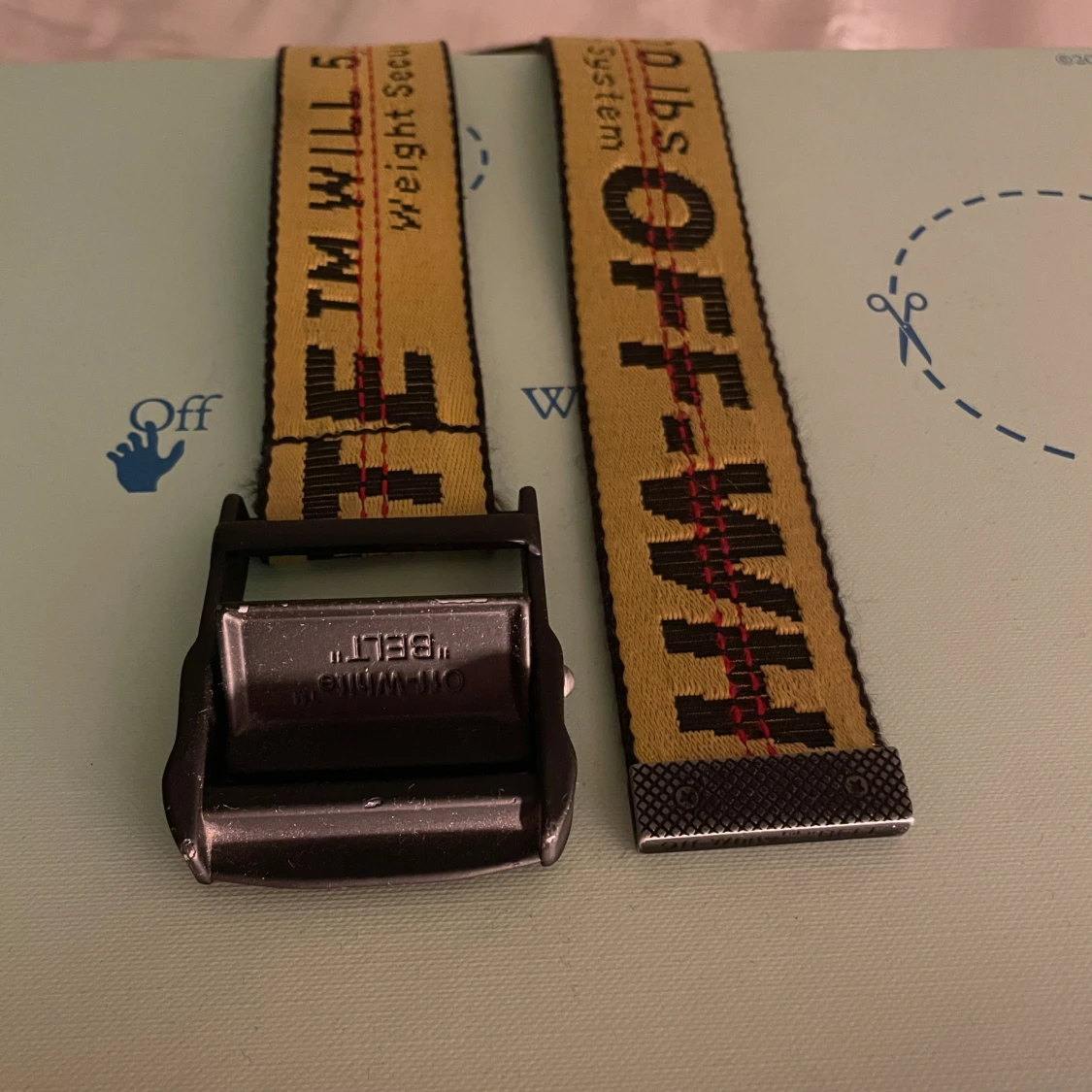 Off White bälte i mycket gott skick - 91