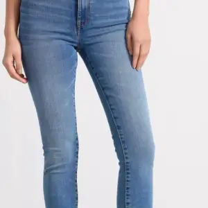 Nyköpta, helt oanvända jeans ”CLARA” från Lindex. Storlek 38, lite osäker på mått men den anpassar sig efter sin kroppsform. Inköpspris 699 kr