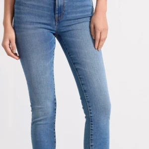 Högmidjade superstretchiga jeans från Lindex - Nyköpta, helt oanvända jeans ”CLARA” från Lindex. Storlek 38, lite osäker på mått men den anpassar sig efter sin kroppsform. Inköpspris 699 kr