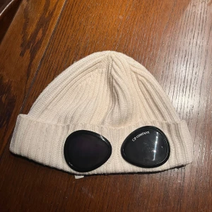 C.P mössa - Funderar på att sälja min c.p mössa därför lägger jag ut den nu för intressekoll. Inget fel på mässan bara gammal drygt 3 månader gammal. Skriv i dm om ni har frågor!