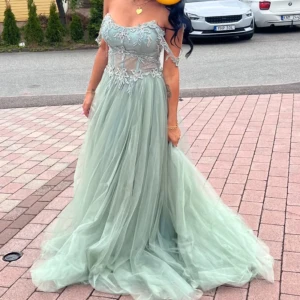 Festklänning  - Jätte fin fest/bal klänning som sitter jätte fint. Storleken är 34-36 och är använd endast 1 gång. Köpt för 4500kr och säljer för 2500!.