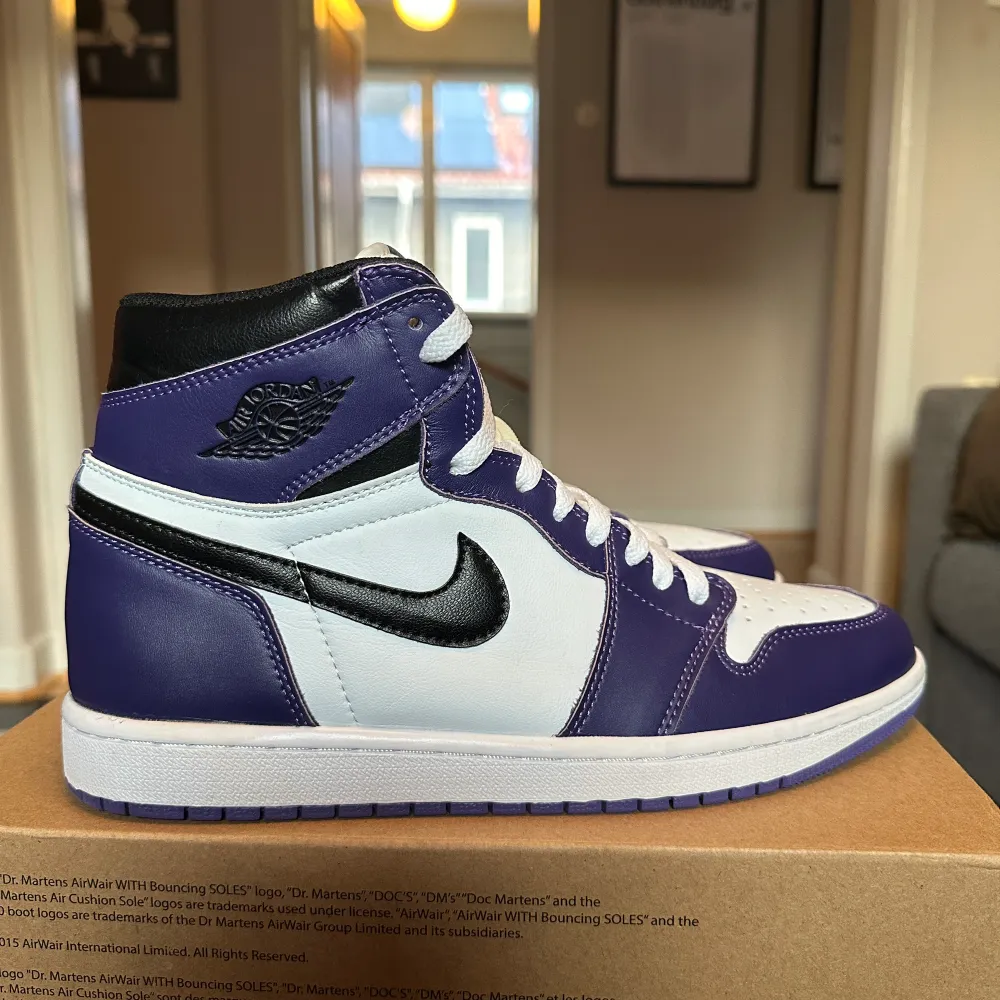 Jordan 1 Retro high court purple white   Välskötta skor i storlek säljes pga köpte för liten storlek. Orginallåda finns ej kvar pga julpysslande småsyskon  Eur 45 US 11 UK 10 . Skor.