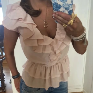 söker - söker den här rosa blusen från hm så om du har eller vet någon som säljer hör av dig 🙏🩷