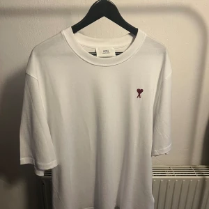 AMI PARIS T-shirt - Ami Paris t-shirt. Endast testad. Köpt för 1600kr på NK Göteborg.