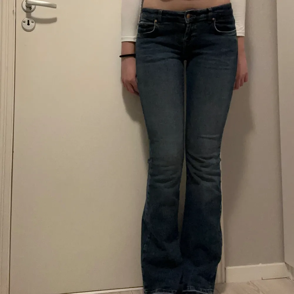 Säljer mina ltb jeans i modellen Roxy. De är lågmidjade, uppsprättade längst ned. De är väldigt sparsamt använda och i nyskick!!. Jeans & Byxor.