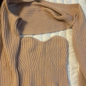 Tröj set  - Top och kofta som man ska ha tillsammans, använd några gånger då den är lite nopprig men det går att få bort den är mer rosa i verkligheten oxå 