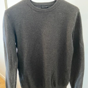 Brunn & Stengade tröja - Schysst långärmad tröja i storlek M men sitter som S eller liten M. Cond 9/10 