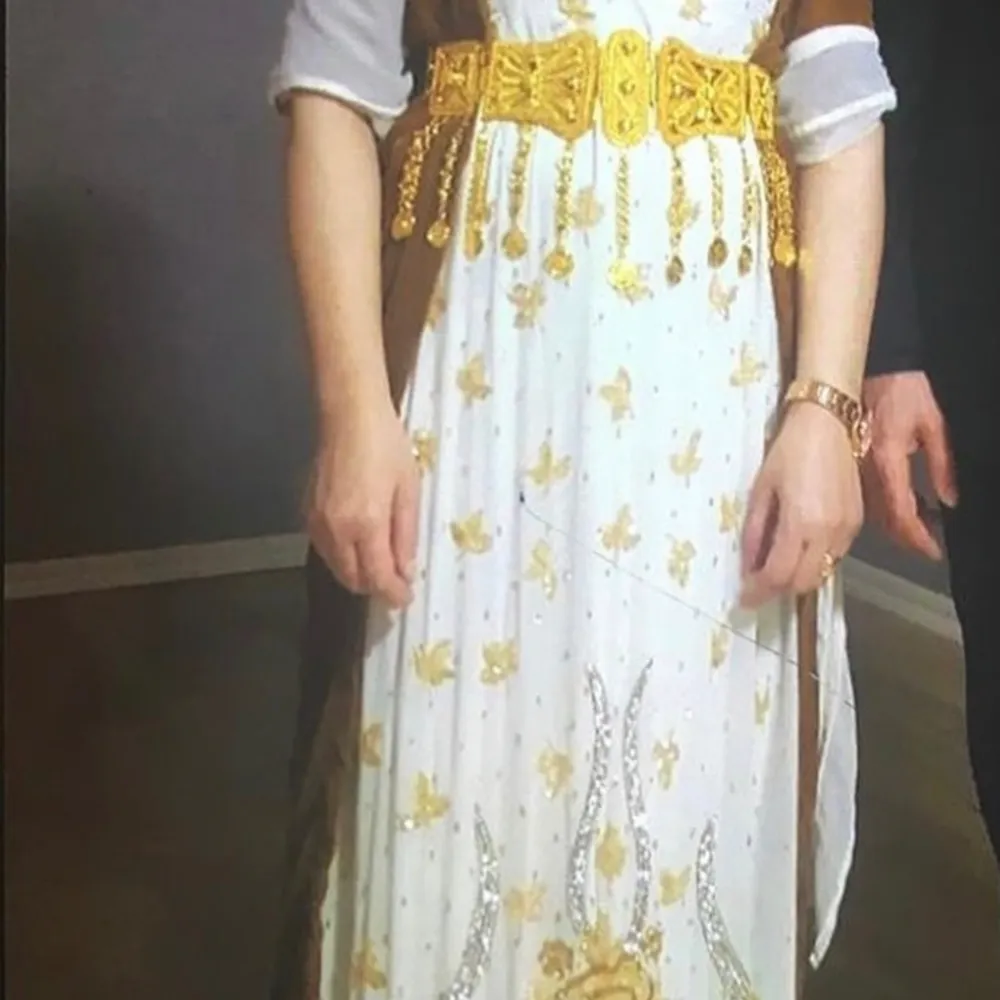En unik kurdisk klänning (lawandi) som endast använts vid ett tillfälle och har inga skador eller liknande. Hör gärna av dig vid intresse. Pris diskuteras!. Klänningar.