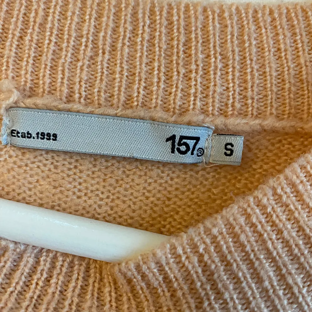 Supersnygg stickad tröja från Lager 157💕 Har en fläck som inte syns jätte mycket💗. Stickat.