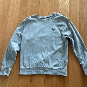 U.S Polo ASSN tröja  - U.S. Polo ASSN tröja i jätte bra skick och är nästan helt ny Storlek M