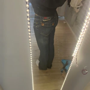 Low waist jeans - Lågmidjade jeans i super bra skick ,säljer för att de inte används längre🌸Midjemått 38cm rakt över, innerbenslängd 78 cm (jag är 164 och passar perfekt i längden för mig som på bilden). Kan mötas i Stockholm samt skicka💗