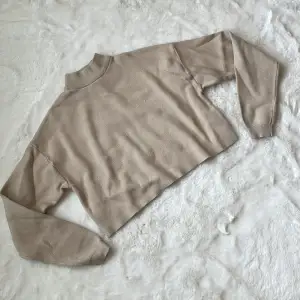 En jättefin cropped hösttröja i beige. Köpt från Bershka, storlek S men passar som Xs.