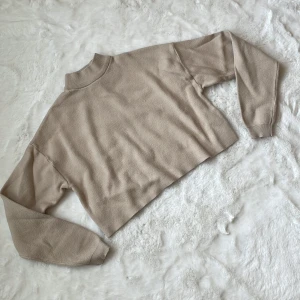 Stickad tröja - En jättefin cropped hösttröja i beige. Köpt från Bershka, storlek S men passar som Xs.