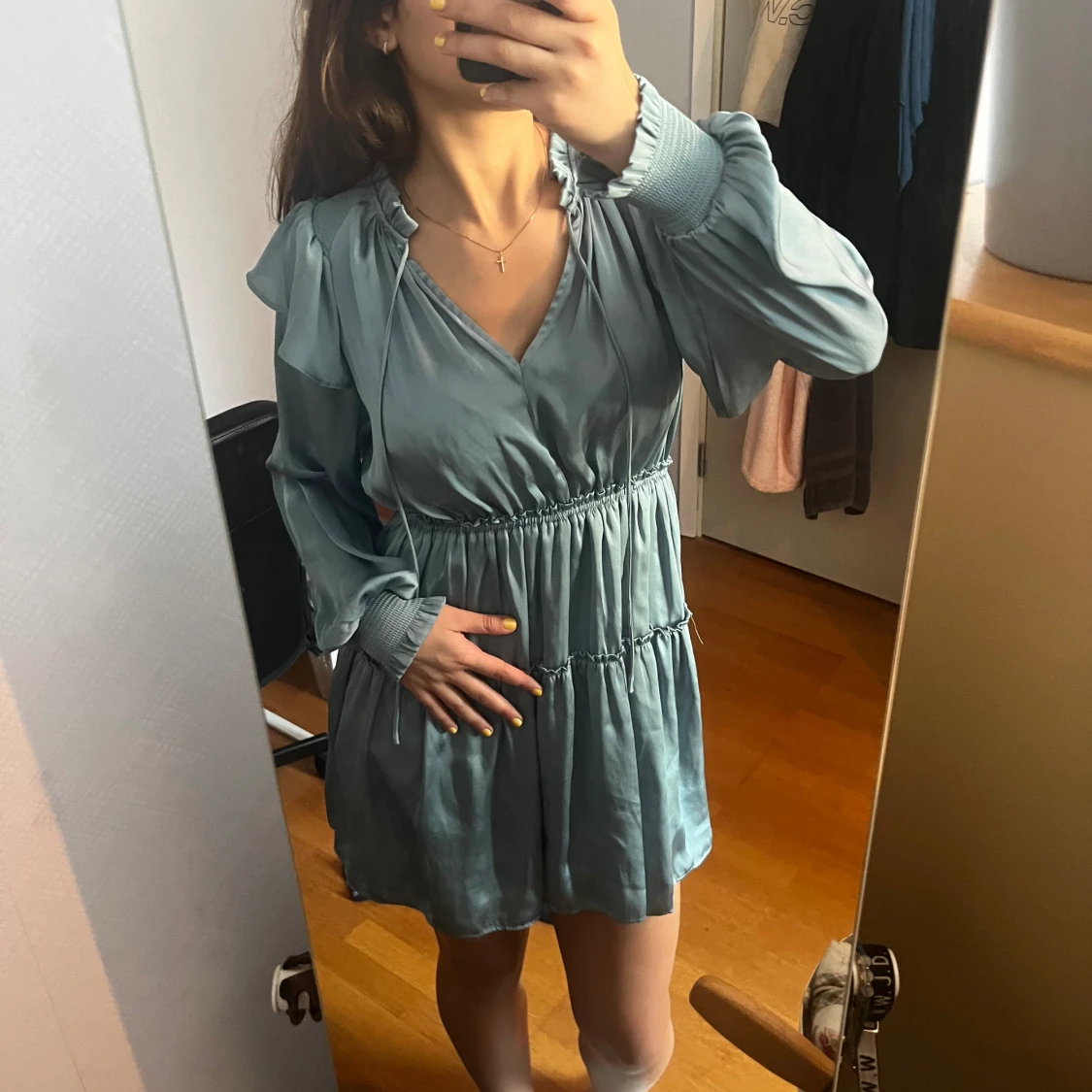 Satinerad blå klänning - 90