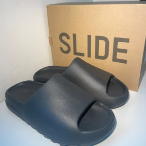 Yeezy Slide ”Onyx” - 🚨Yeezy slide Onyx 🚨Storlek 44,5 Oanvända, helt nya (DS) 100% Äkta⚡️ Kan frakta eller mötas upp ✅ Skickar gärna fler bilder och svarar på frågor⚡️Pris kan diskuteras ✅ Tar gärna swish!