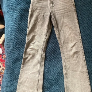 Gråa bootcut jeans  - Jag säljer mina midwaist jeans från gina, dem är bootcut och sitter perfekt men jag säljer då jag ej har användning för dem, har även mått och bild på om de föredras 
