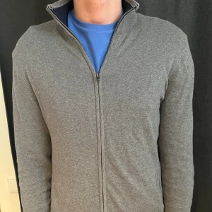 Full zip - Snygg full zip som inte används längre Strl:M Skriv för fler frågor