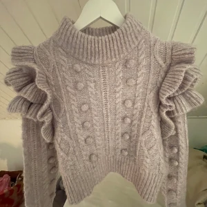 Stickad tröja - Säljer denna jätte gulliga stickade tröja från Gina Tricot💜 Använd men har inga tydliga defekter🙏🏻 