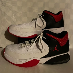 Jordan Max Aura 3 - 28.5cm, oanvända, fick de i födelsedagspresent precis innan jag slutade basket så jag har inte hunnit använda de, jag har tyvärr inte kvar lådan men du får nån annan låda. Endast swish