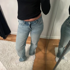 Weekday jeans  - Säljer dom är superfina Lågmidjade jeansen från weekday som är perfekta nu till våren då dom är i en superfin ljusblå färg💓 Är i storlek 25/32 och sitter perfekt på mig som är 165❣️ Nyskick🙃 Nypris 600 jag säljer för 300🤗