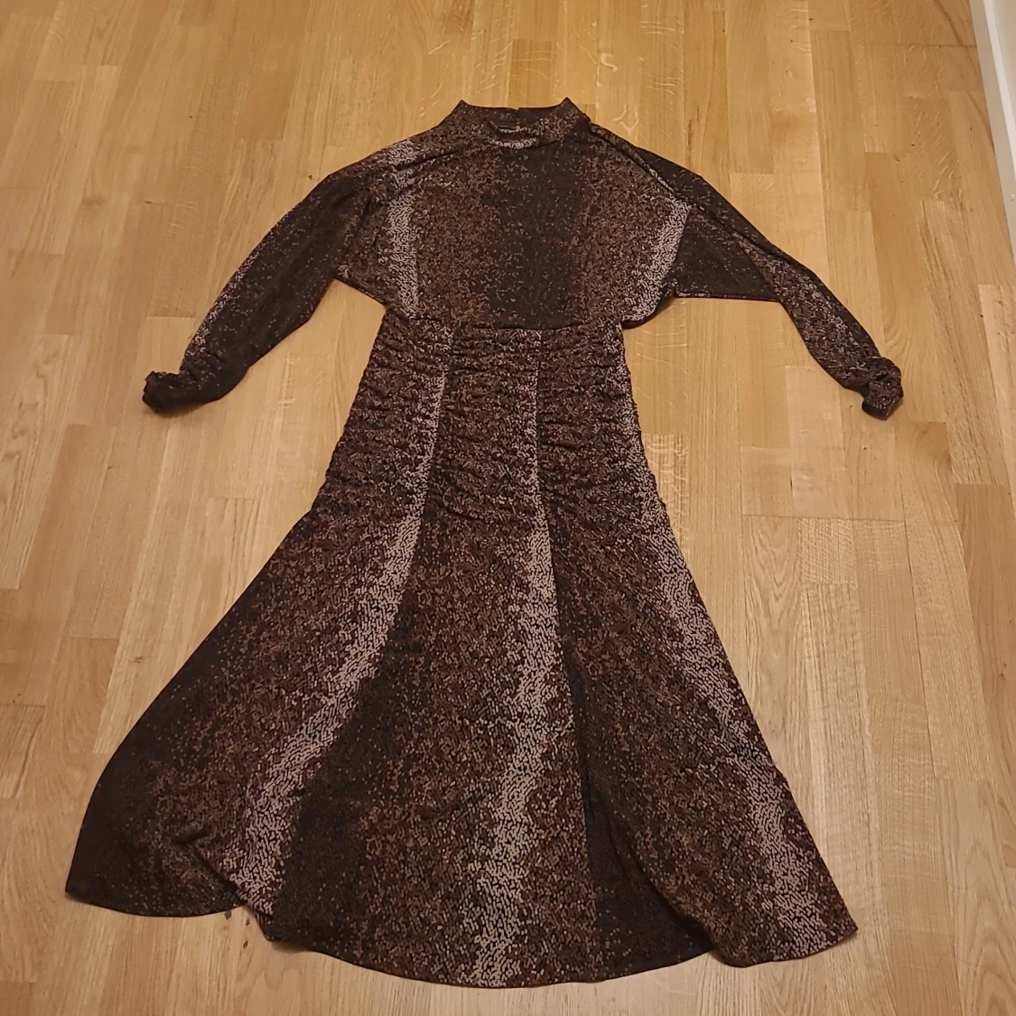 Prickig fest klänming  - 90