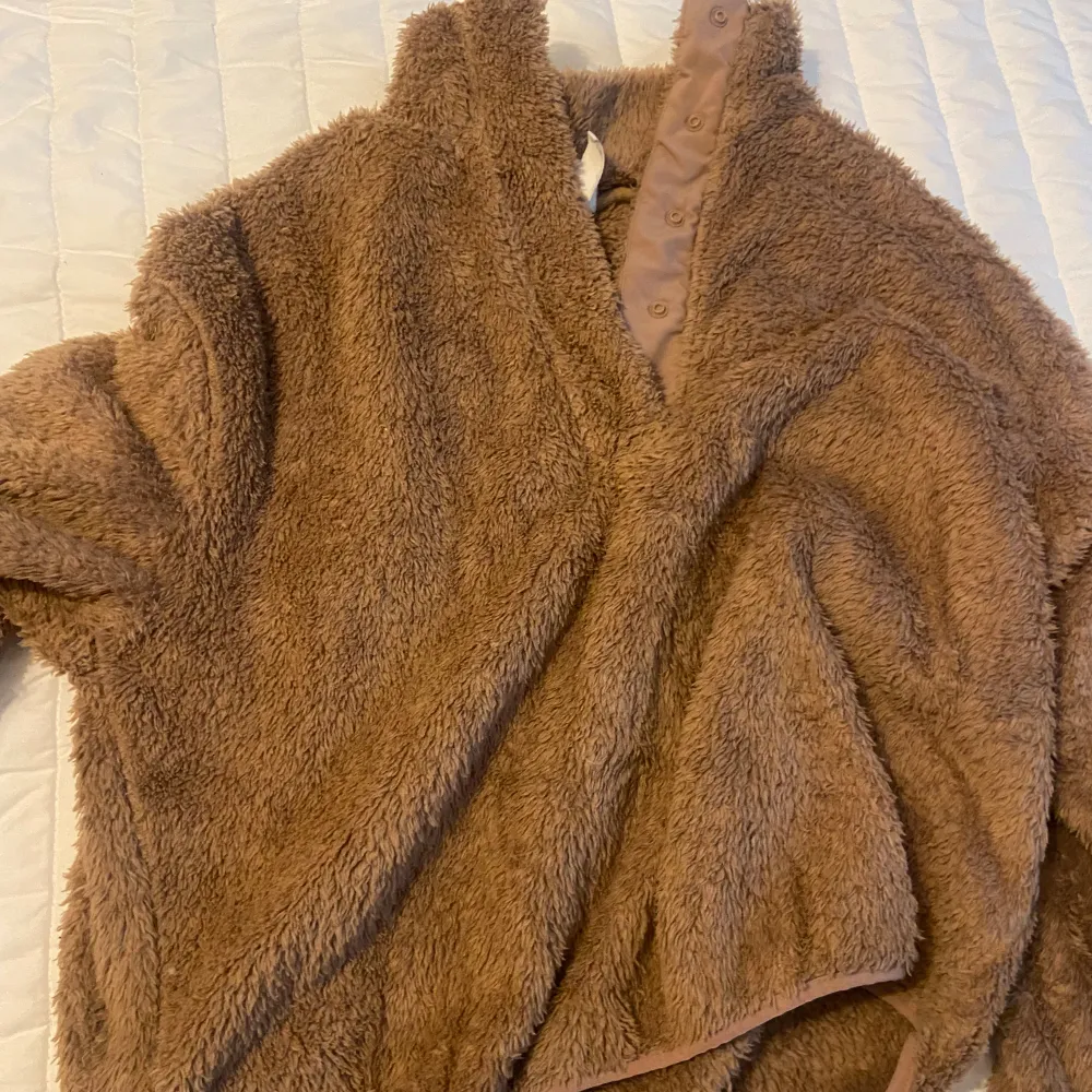 Tröja som är använd fåtal gånger, jätte skön att ha den är i xs men om man har s o vill sne ska sitta brs o lite tightare ör sen perfekt, säljer billigt för vill bli av med kläder. Hupparit & Collegepaidat.