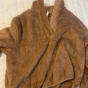 Brun mysig tröja  - Tröja som är använd fåtal gånger, jätte skön att ha den är i xs men om man har s o vill sne ska sitta brs o lite tightare ör sen perfekt, säljer billigt för vill bli av med kläder