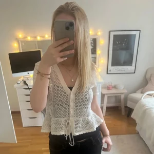 Spets Blus!! - Söt zara spets blus! Har så fina detaljer o går att ha med ett linne under eller utan❣️passar xs-s! Tar inga fler bilder❤️‍🔥