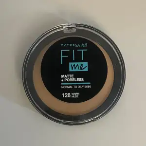 Maybelline fit me puder i färgen 128 warm nude. Den är endast testad och helt full som man kan se på sista bilden! Pris går att diskuteras, endast att höra av sig! 😊🫶🏻