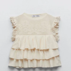 Beige zara topp  - Jätte fin topp från zara, tröjan är i nyskick inga defekter💗står att tröjan är i S, men skulle mer säga att den passar en Xs eller mindre S eftersom den är rätt kort i modellen💗 köparen står för frakten