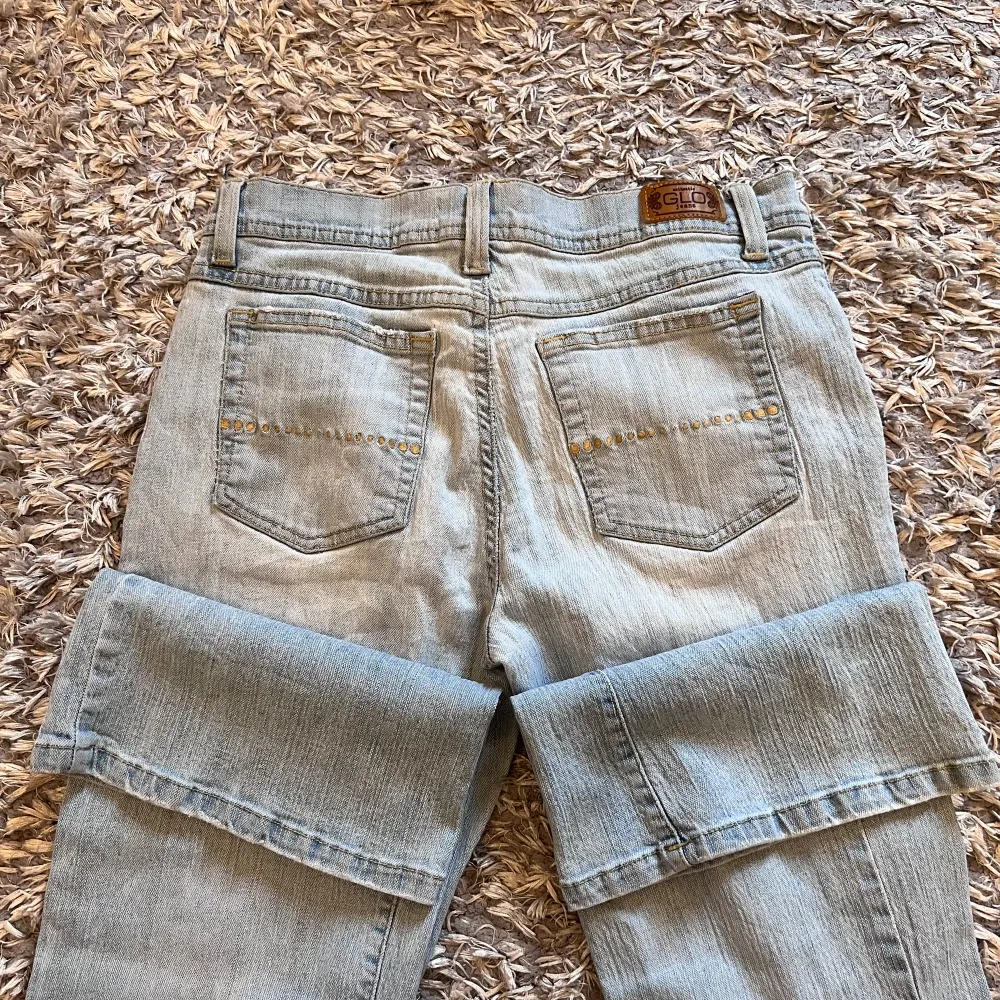 Ljusblåa Bootcut Jeans i Lowrise modell💓. Innerbensmåttet är 78 cm och midjemåttet är 34 cm. Modellen är 158 cm lång ✨️ Har blivit lite smutsiga från naturlig användning.  Frågor och funderingar är varmt välkomna 😇  S21 127. Jeans & Byxor.