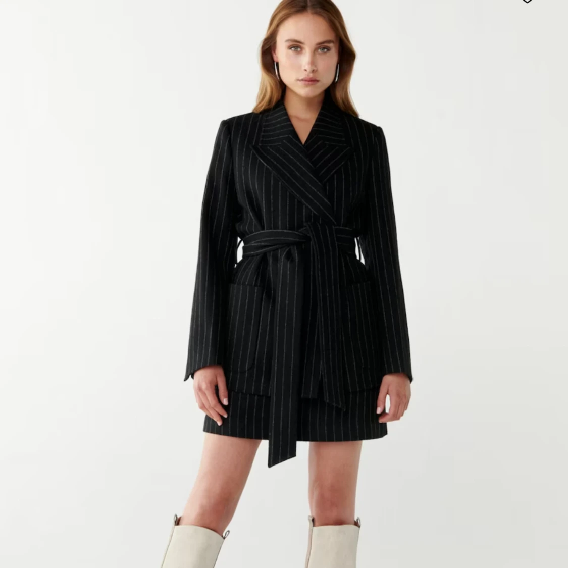 Randig blazer med knyt i midjan