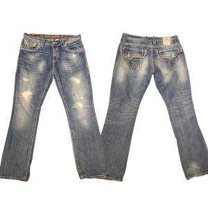 Riktigt Feta Rock Revival Jeans 🌴, Model: Troy, Sitter lite bootcut, W36 🌴, Kom dm för ytterligare frågor 🙌