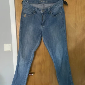lågmidjade jeans  - säljer dessa lågmidjade straight jeans ifrån märket Gloria eller flash denim💘💘de kommer inte till någon använding och är förstora så därför säljer jag😁😁🤞🏼kontakta mig för fler bilder 
